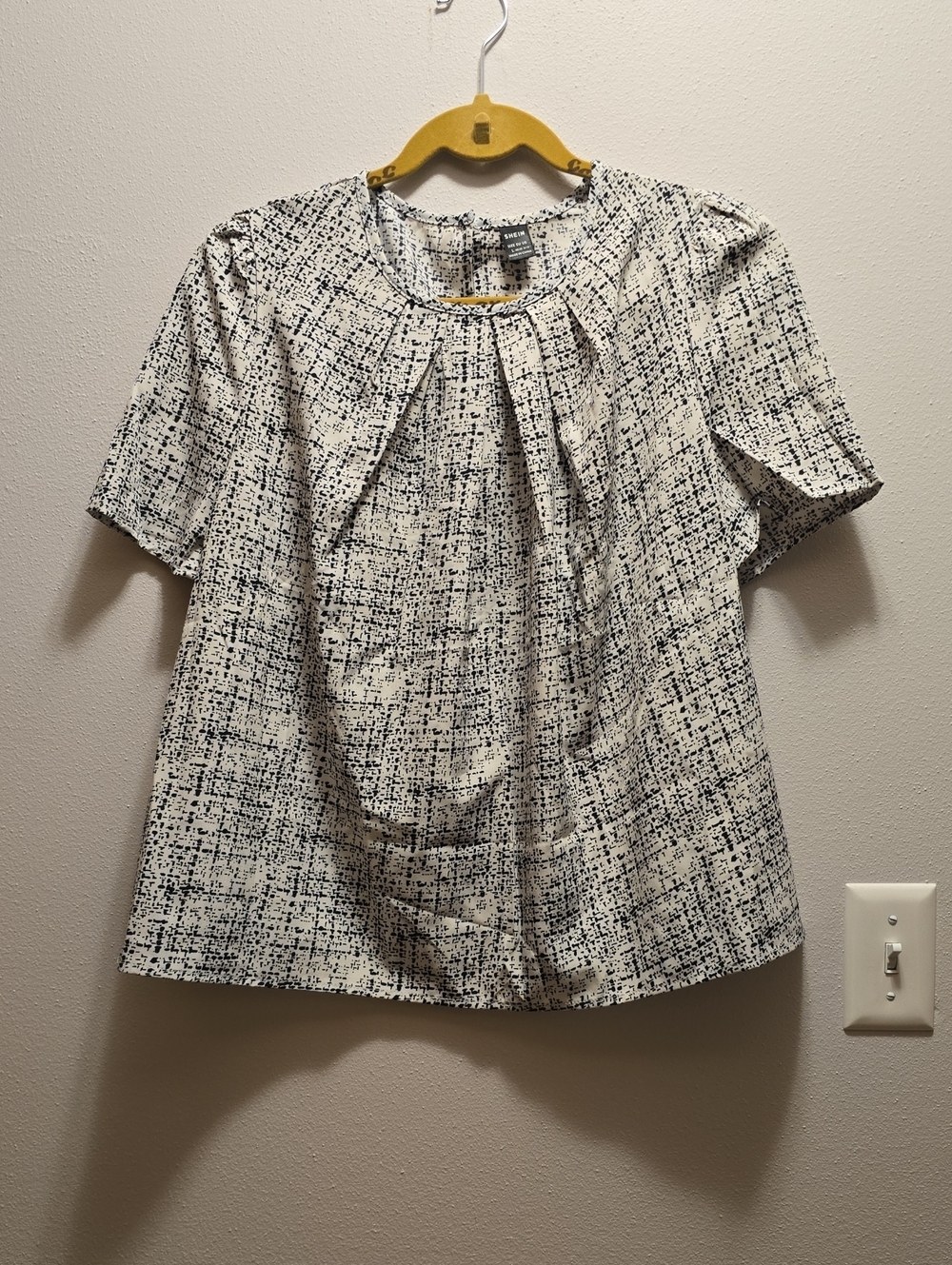 SHEIN White and Black Speckled Pleat-Front Short Sleeve Blouse